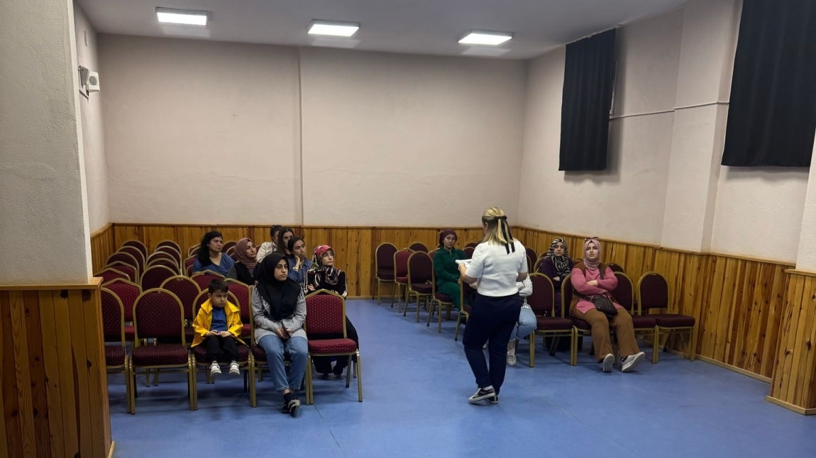 Dijital Ortamda Çocuk İstismarı ve Okul Başarısında Ailenin Rolü konusunda Okul Rehber Öğretmenlerimiz Merve Koyutürk ve Esra Sarı tarafından velilere seminer düzenlenmiştir.